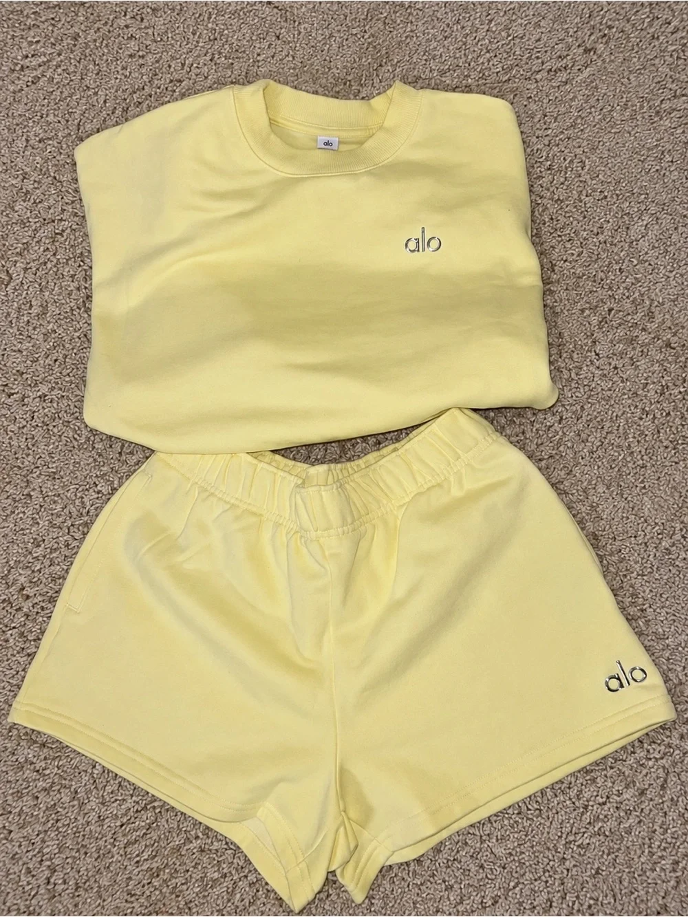 ALO Yoga Women's Pale Yellow Athletic Shorts set